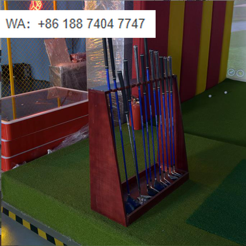 Golf Equipment Operator - Simulator Golf Interaktif Bertema Pisang yang
